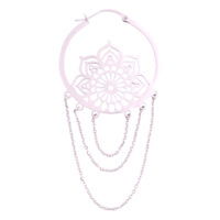 Silberne La Fleur Ohrringe mit Blumendesign und Ketten auf weißem Hintergrund