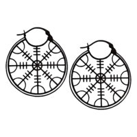 Zwei schwarze Edelstahl-Ohrringe mit Helm of Awe Symbol auf weißem Hintergrund