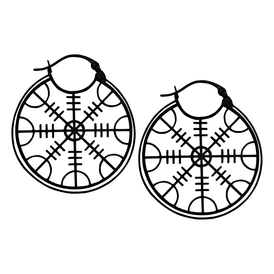 Zwei schwarze Edelstahl-Ohrringe mit Helm of Awe Symbol auf weißem Hintergrund
