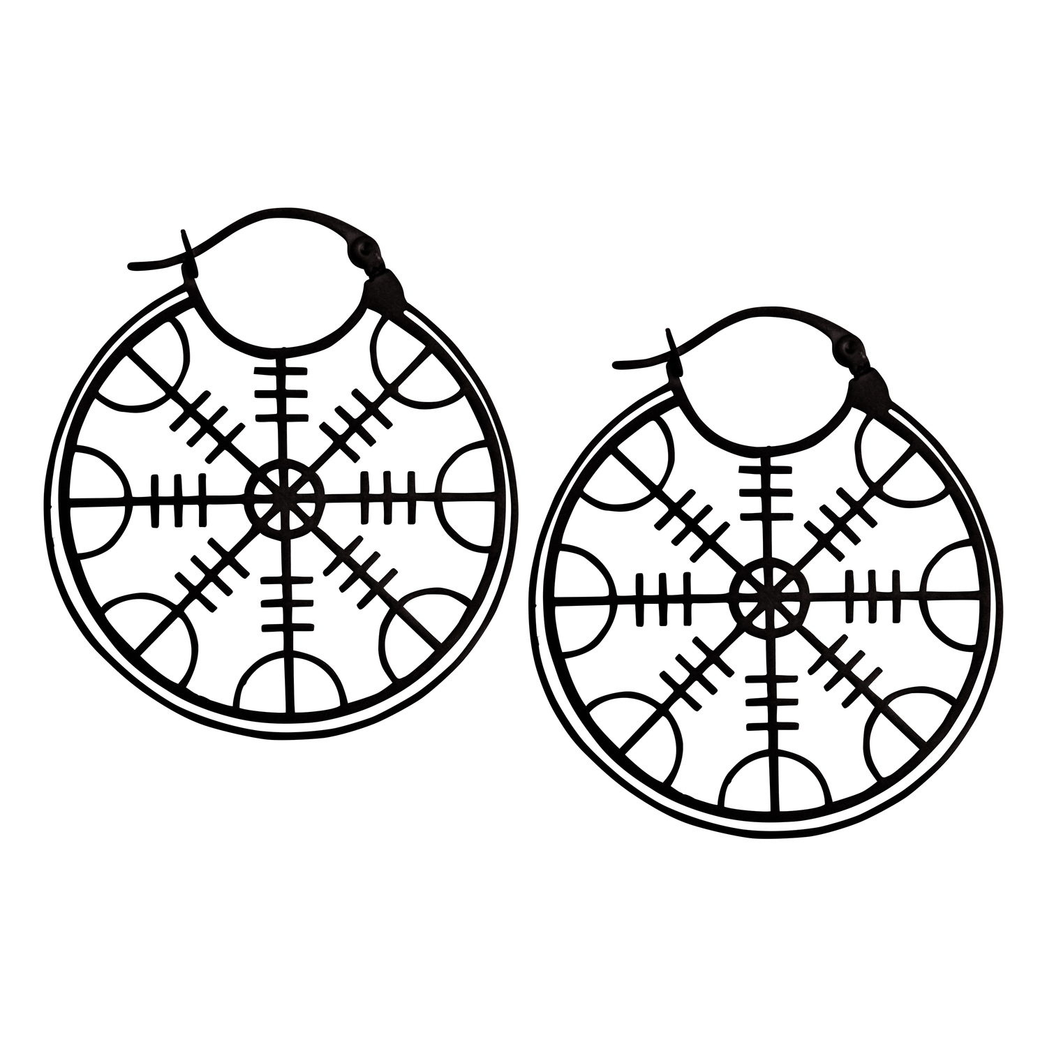 Zwei schwarze Edelstahl-Ohrringe mit Helm of Awe Symbol auf weißem Hintergrund
