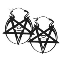 Zwei schwarze Ohrringe mit Pentagramm und Auge auf weißem Hintergrund