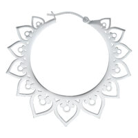 Silberne Hearts Hoops Ohrringe mit detailliertem Herzdesign auf weißem Hintergrund