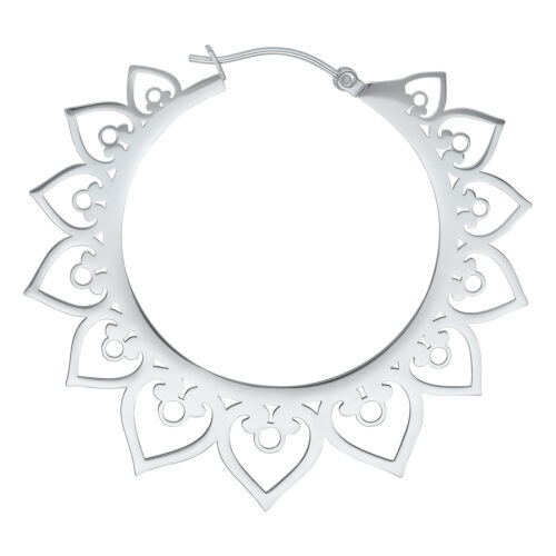 Silberne Hearts Hoops Ohrringe mit detailliertem Herzdesign auf weißem Hintergrund