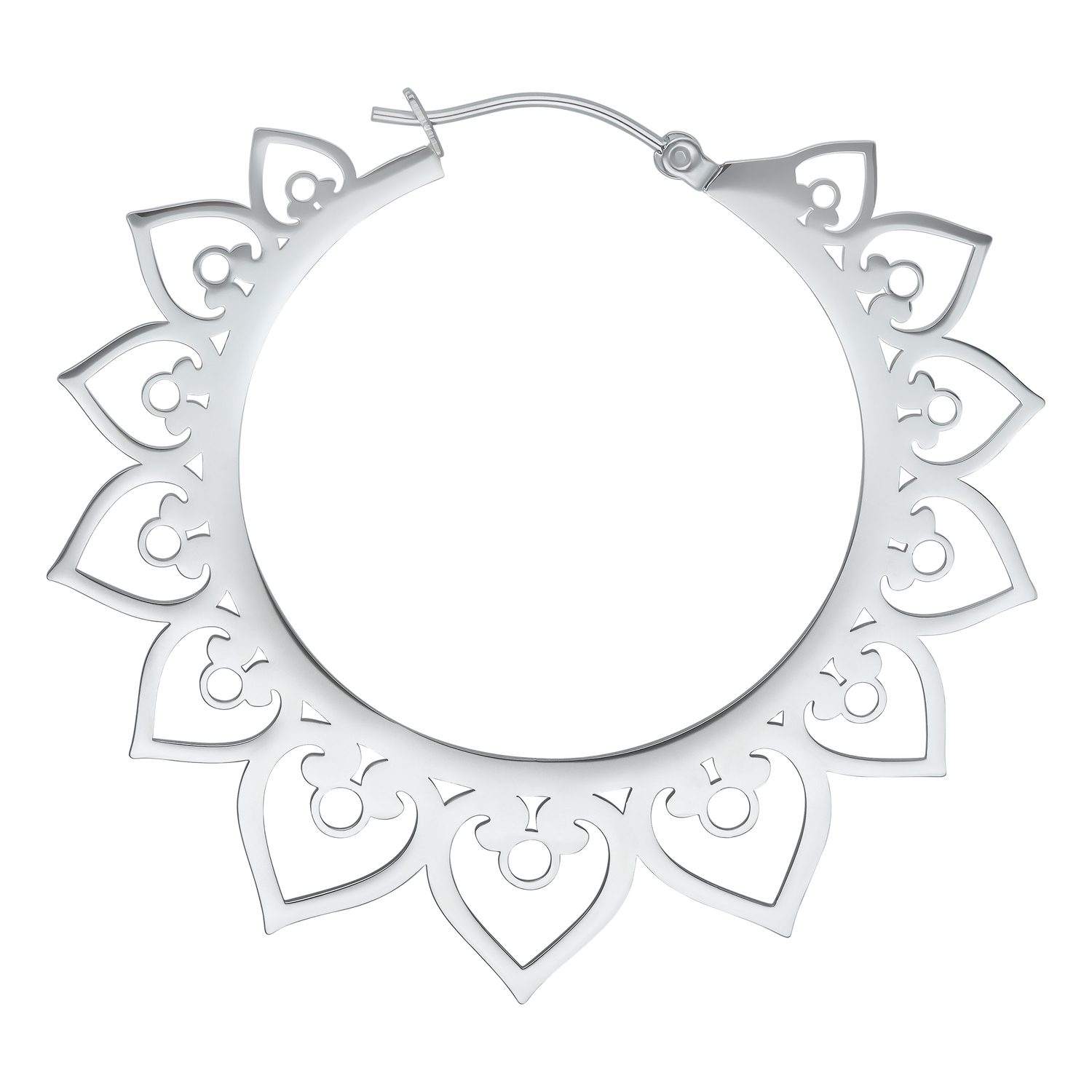 Silberne Hearts Hoops Ohrringe mit detailliertem Herzdesign auf weißem Hintergrund
