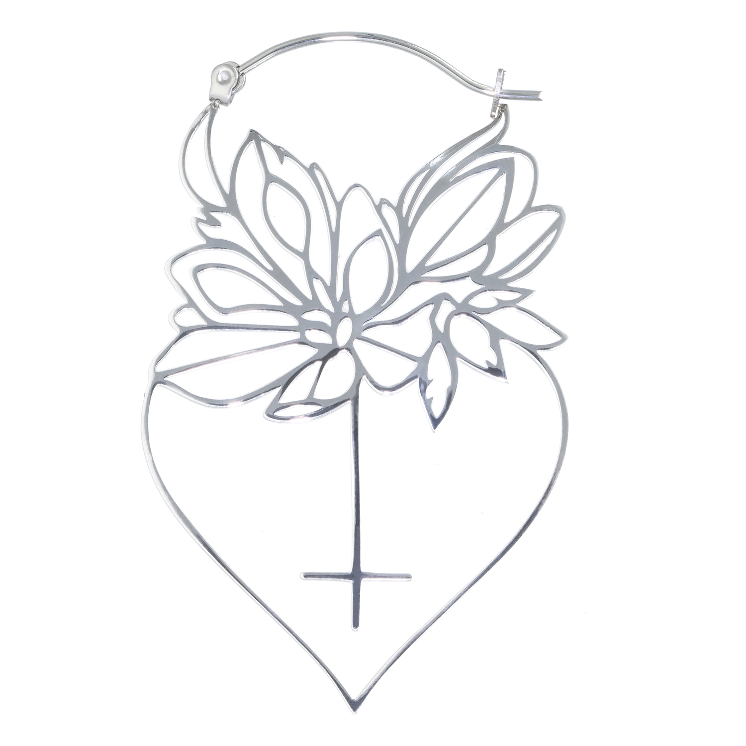Silberne Ohrhänger in Blumenform aus Chirurgenstahl auf weißem Hintergrund