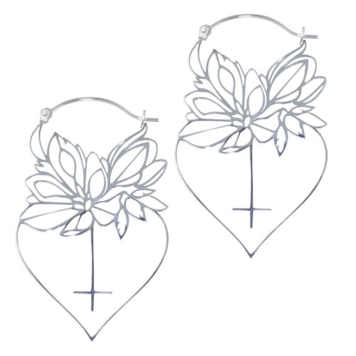 Silberne Dahlia Hoops mit floralen Motiven auf weißem Hintergrund