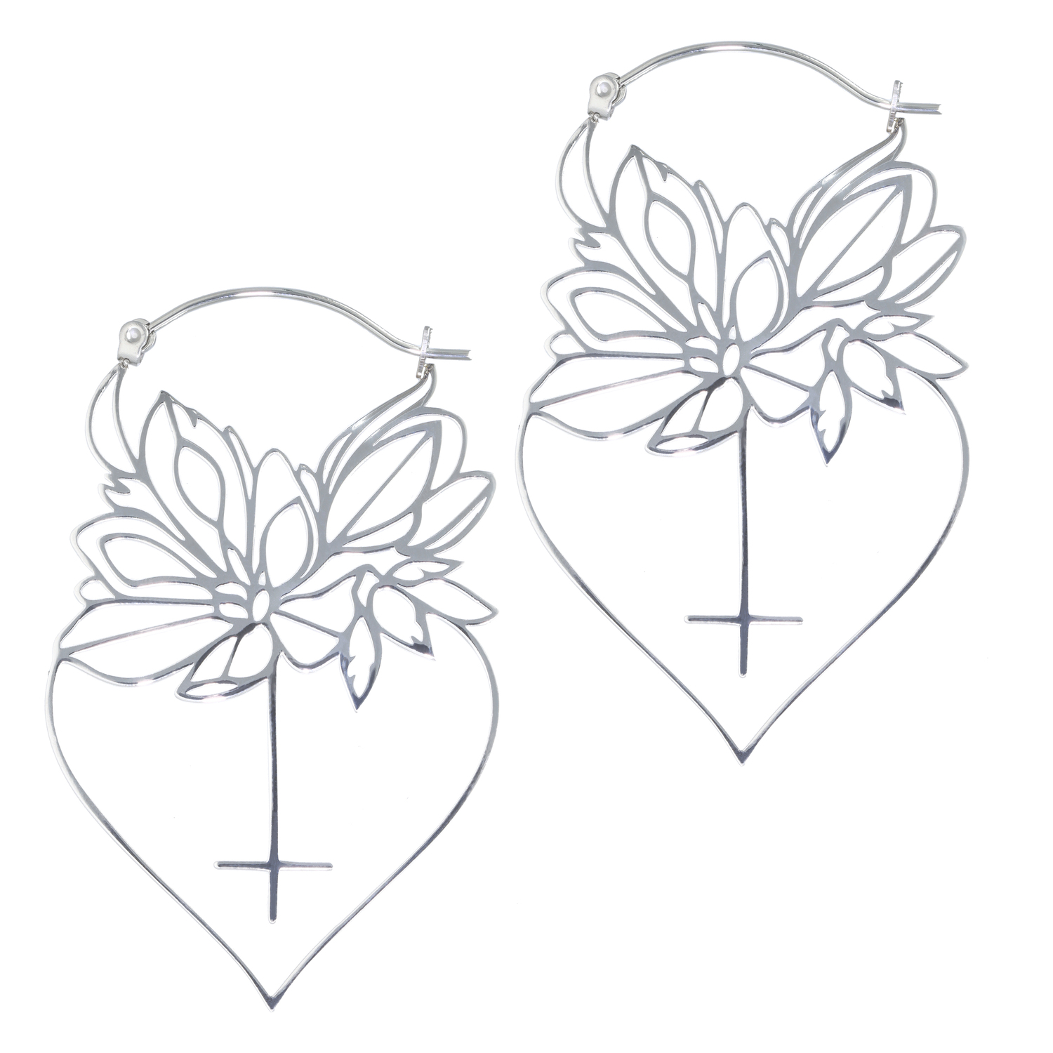 Silberne Dahlia Hoops mit floralen Motiven auf weißem Hintergrund