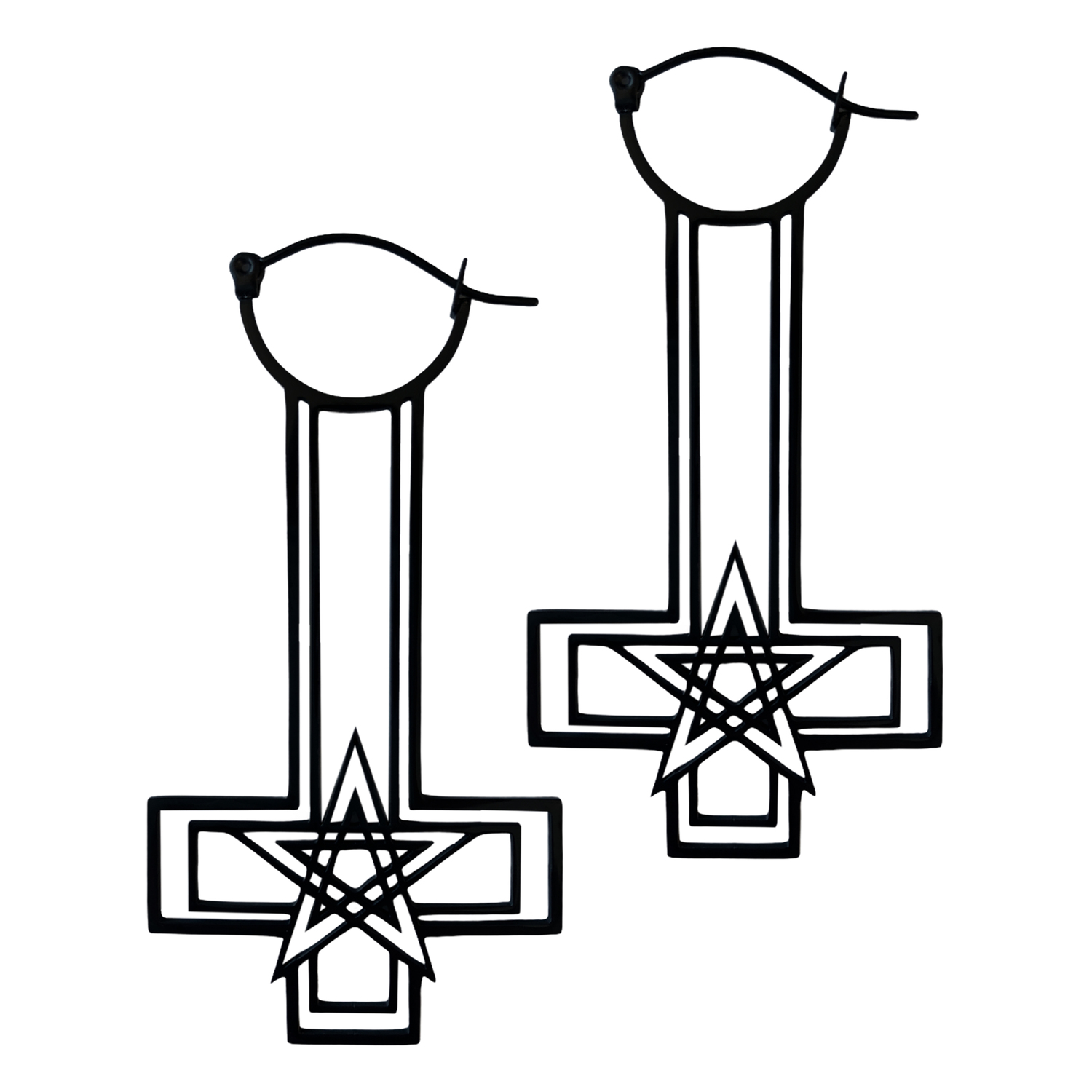 Zwei schwarze Kreuz-Pentagramm-Ohrringe aus Chirurgenstahl auf weißem Hintergrund
