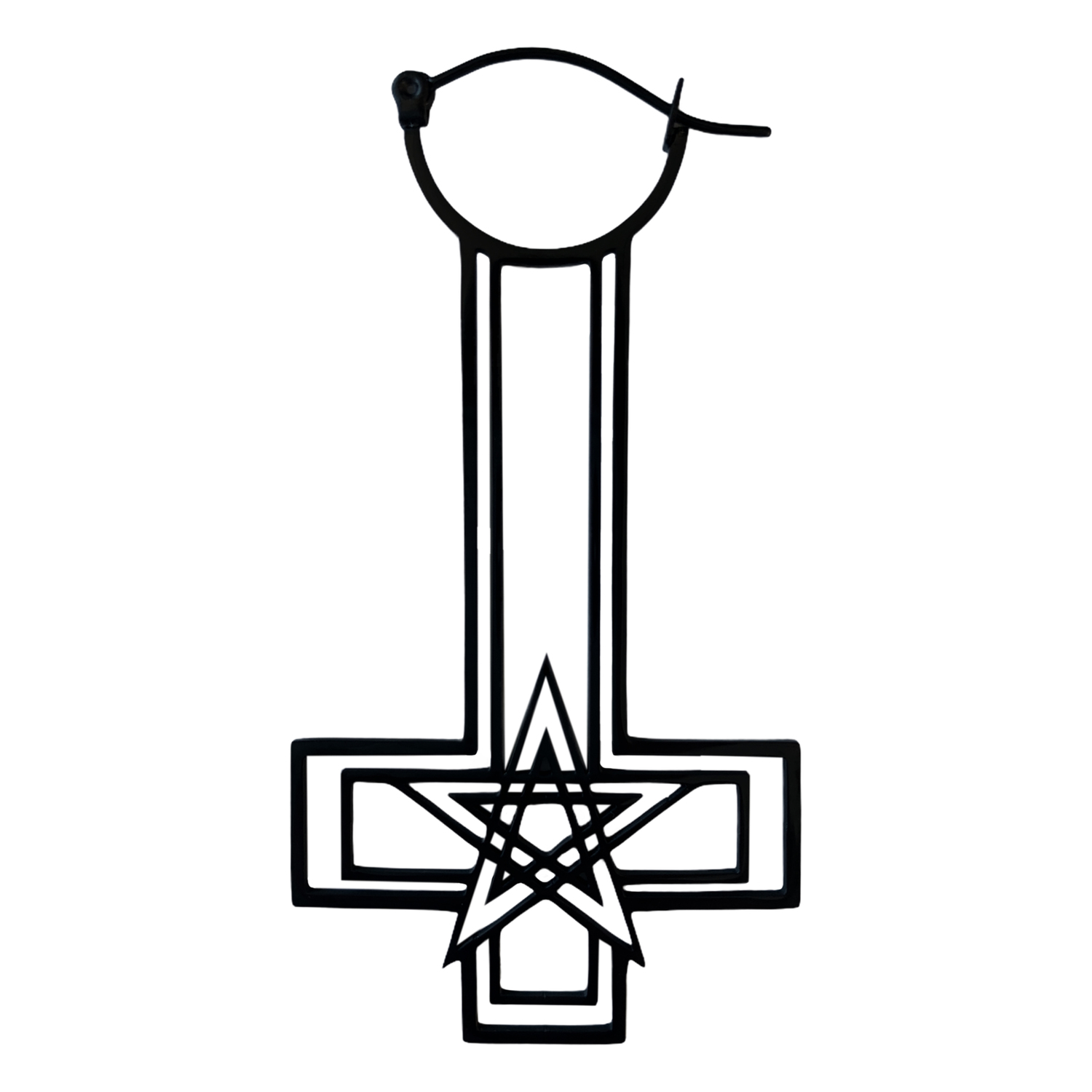 Schwarze Ohrringe in Form eines Kreuzes mit Pentagramm auf weißem Hintergrund