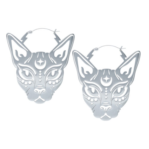Zwei silberne Sphynx Hoops Ohrringe mit Katzenmotiv auf weißem Hintergrund