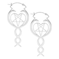 Zwei silberne Nagini Hoops Ohrringe mit Schlangenmotiv und Pentagramm auf weißem Hintergrund
