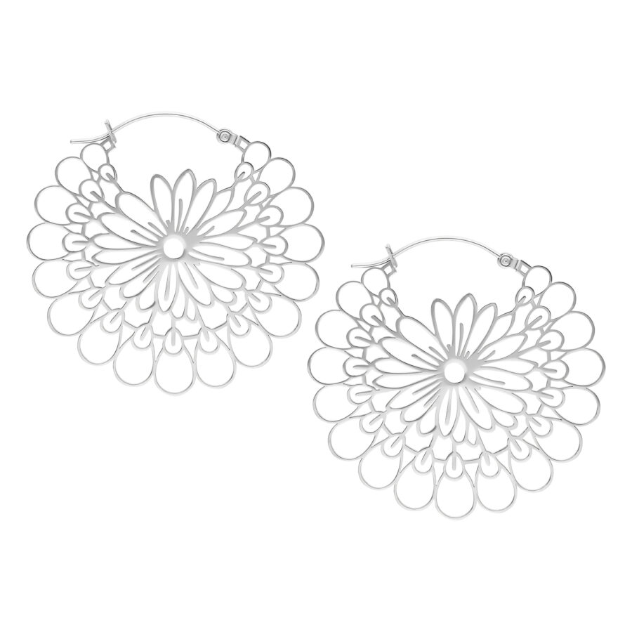 Silberne Daisy Hoops Ohrringe aus Chirurgenstahl auf weißem Hintergrund