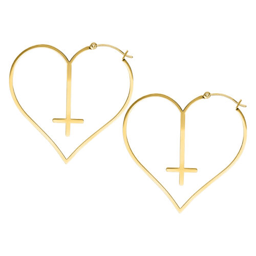 Zwei goldene Creolen in Herzform mit Kreuz auf weißem Hintergrund