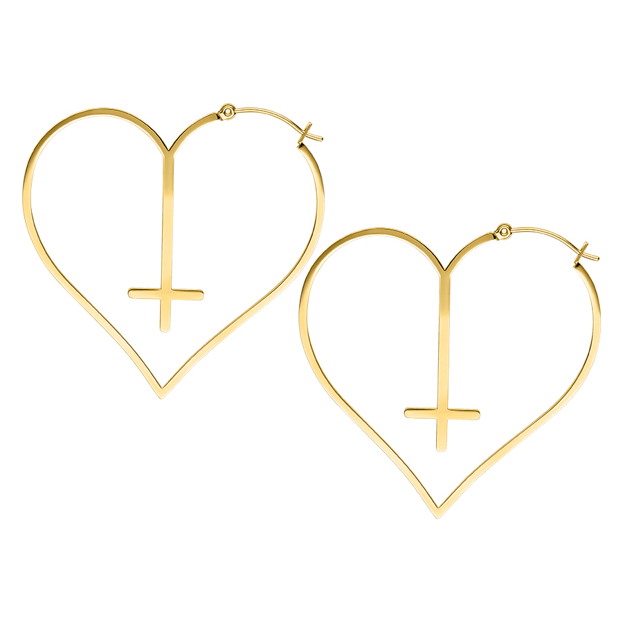 Zwei goldene Creolen in Herzform mit Kreuz auf weißem Hintergrund