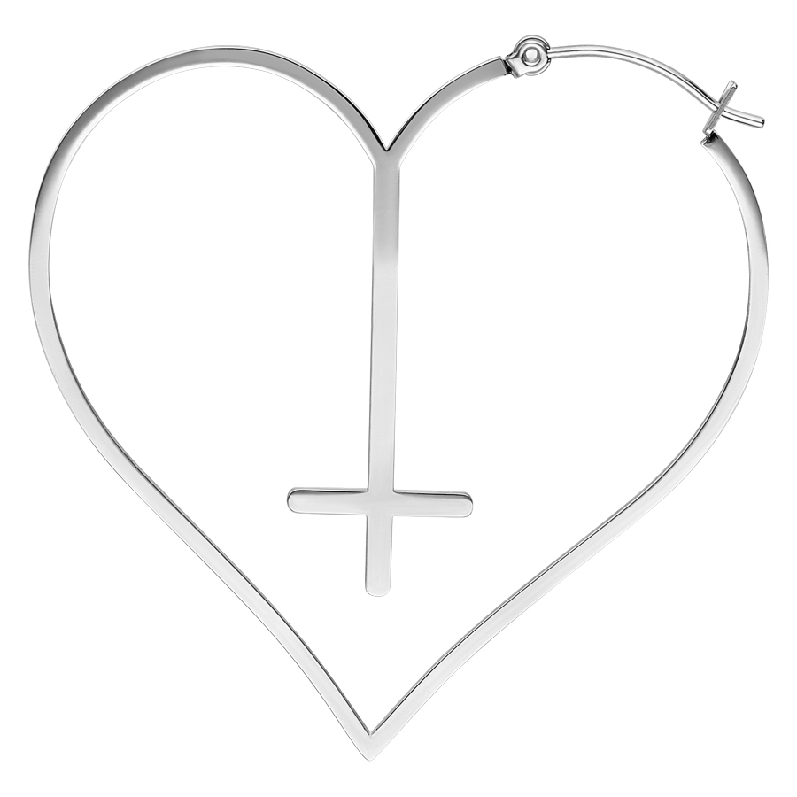 Silberne Herz-Kreuz-Ohrringe aus Chirurgenstahl Silberner Herz-Ohrring mit Kreuz-Design und Klappverschluss auf weißem Hintergrund