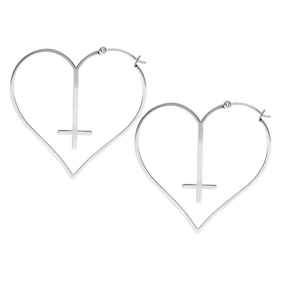 Silberne Cross Heart Hoops Ohrringe Silberne herzförmige Ohrringe mit Kreuz, auf weißem Hintergrund
