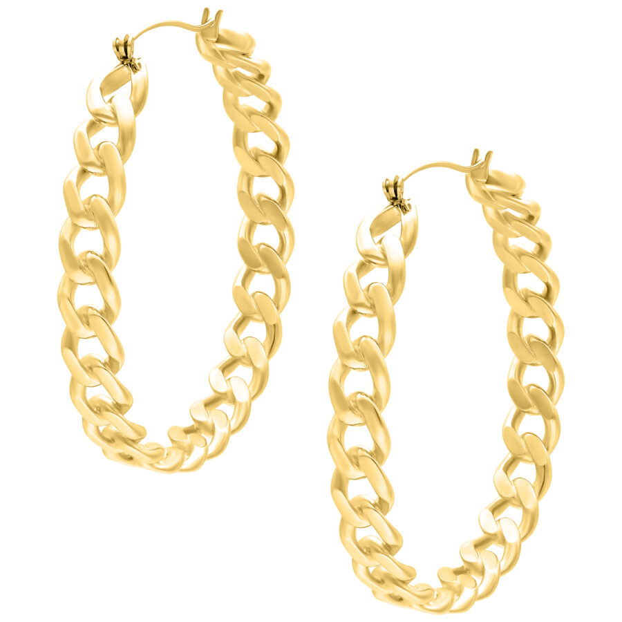 Zwei goldene Curbchain Hoops Ohrringe auf weißem Hintergrund