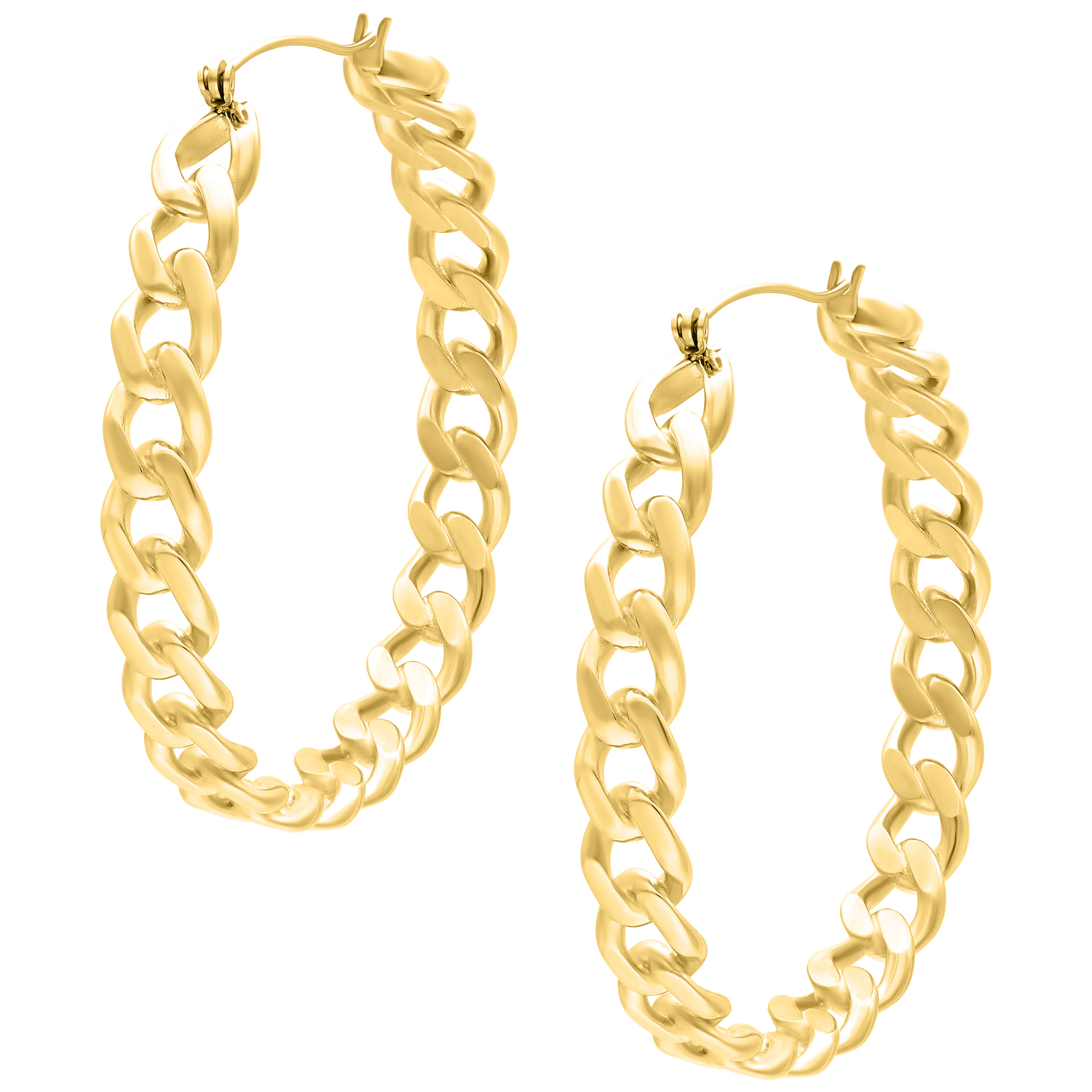 Zwei goldene Curbchain Hoops Ohrringe auf weißem Hintergrund