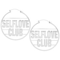 Silberne Ohrringe mit 'Selflove Club' Schriftzug auf weißem Hintergrund