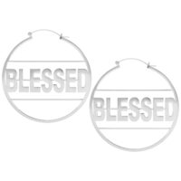 Silberne Hoops mit 'Blessed' Schriftzug auf weißem Hintergrund