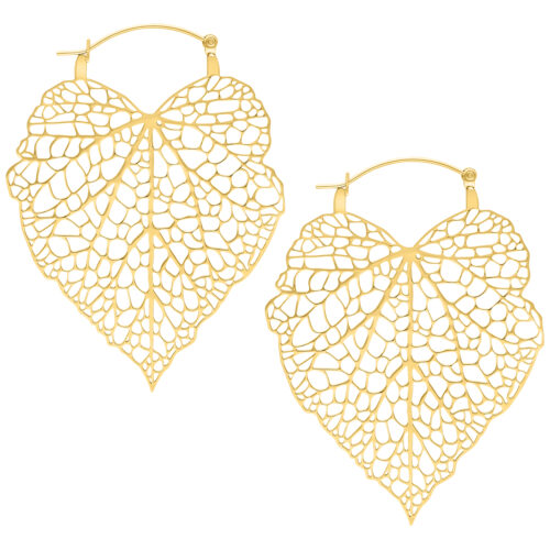 Goldene Ohrhänger in Form eines filigranen Blattes auf weißem Hintergrund