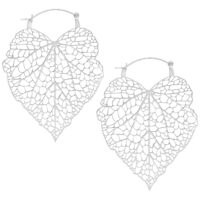 Lovely Leaf Hoops in Silber Silberne Ohrringe in Blattform auf weißem Hintergrund