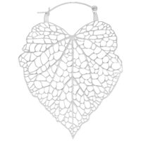 Silberne Lovely Leaf Hoops Ohrringe Silberne Ohrringe in Blattform auf weißem Hintergrund