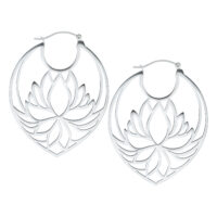 Silberfarbene Lotus Hoops aus Edelstahl mit Klappverschluss auf weißem Hintergrund