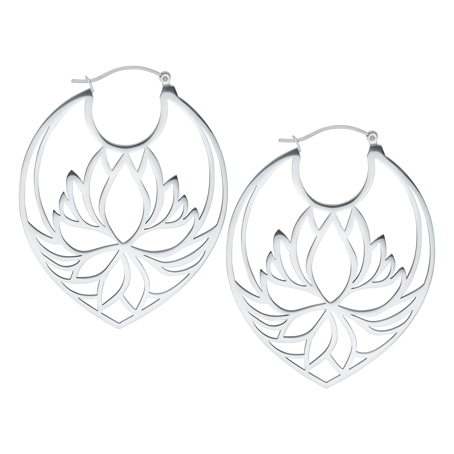 Silberfarbene Lotus Hoops aus Edelstahl mit Klappverschluss auf weißem Hintergrund