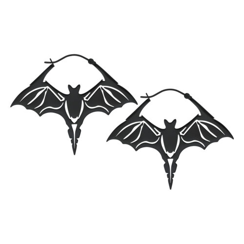 Zwei schwarze Fledermaus-Ohrringe aus Chirurgenstahl auf weißem Hintergrund