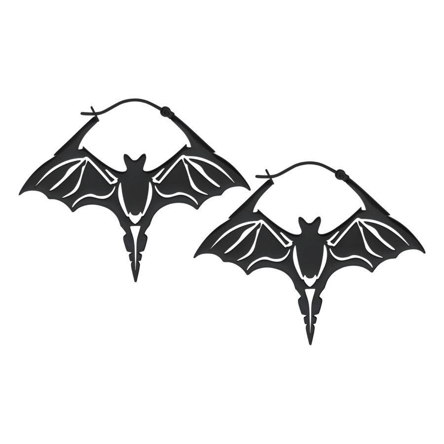 Zwei schwarze Fledermaus-Ohrringe aus Chirurgenstahl auf weißem Hintergrund