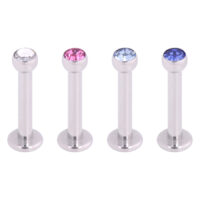 Labret mit Kristall in Silber und Blau Vier silberne Labrets mit klaren, pinken und blauen Kristallen auf weißem Hintergrund