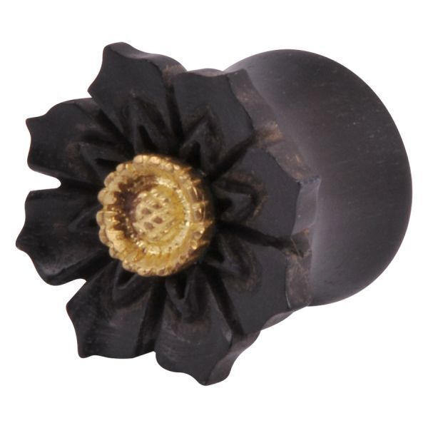 Schwarzer Holz Plug mit goldener Blumenverzierung auf weißem Hintergrund