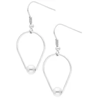 Silberne Teardrop-Ring Ohrringe aus Chirurgenstahl Zwei silberne Teardrop-Ring Ohrringe aus Chirurgenstahl auf weißem Hintergrund
