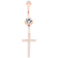 Bauchnabelpiercing in Roségold mit Kreuzanhänger und klaren Kristallen auf weißem Hintergrund