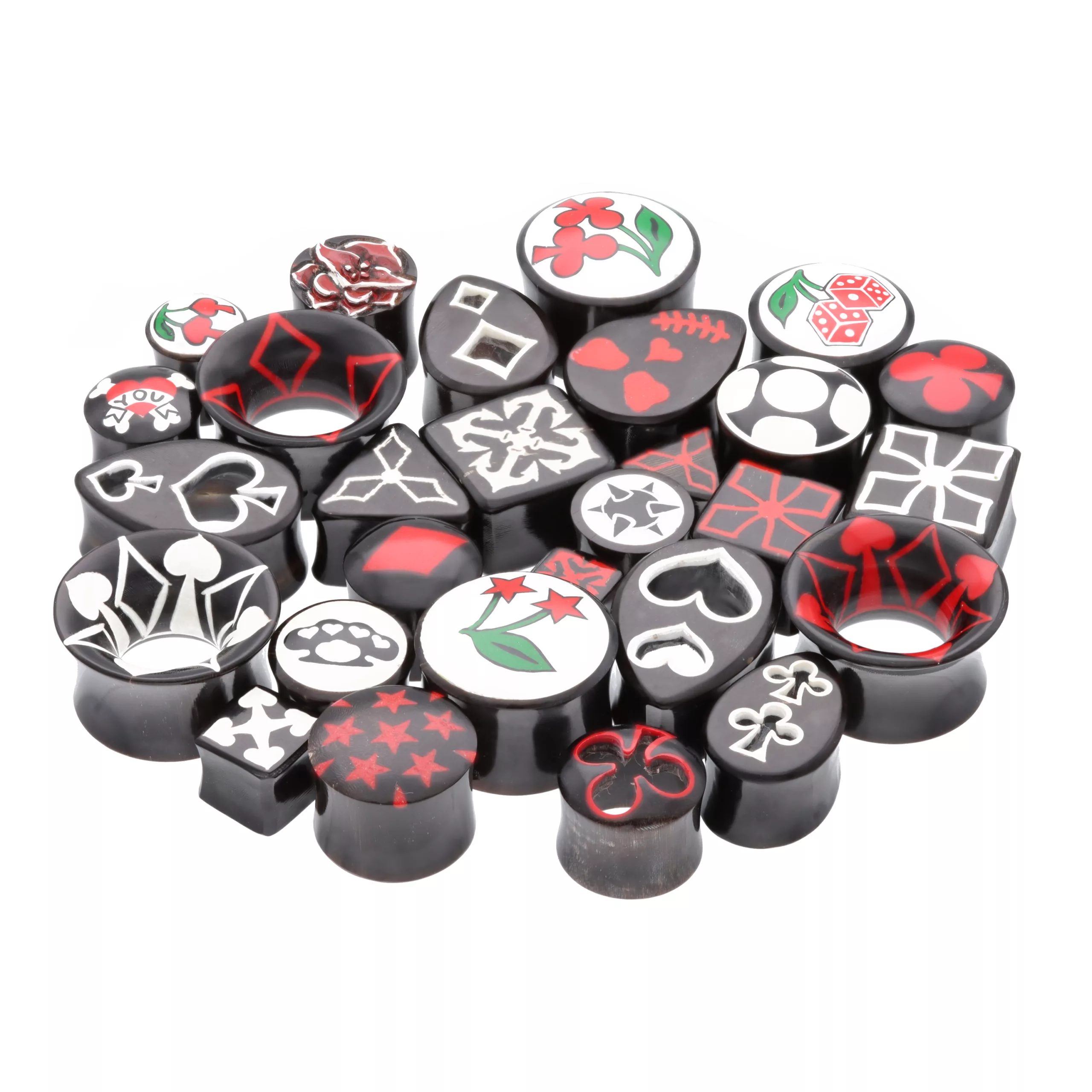 Rotes Organisches Piercing Set aus Holz Verschiedene organische Piercings aus Holz mit roten und weißen Mustern auf weißem Hintergrund
