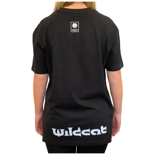 Rückansicht eines schwarzen Wildcat T-Shirts mit Logo auf weißem Hintergrund