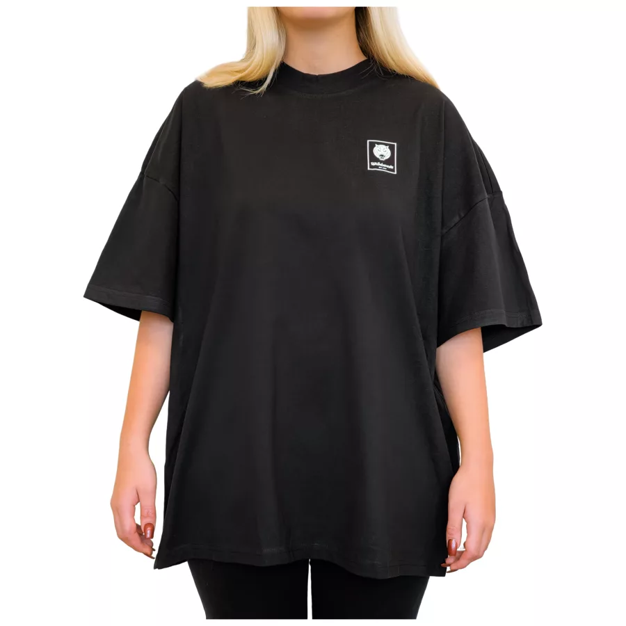 Schwarzes Oversized Mock Neck T-Shirt aus Baumwolle auf weißem Hintergrund
