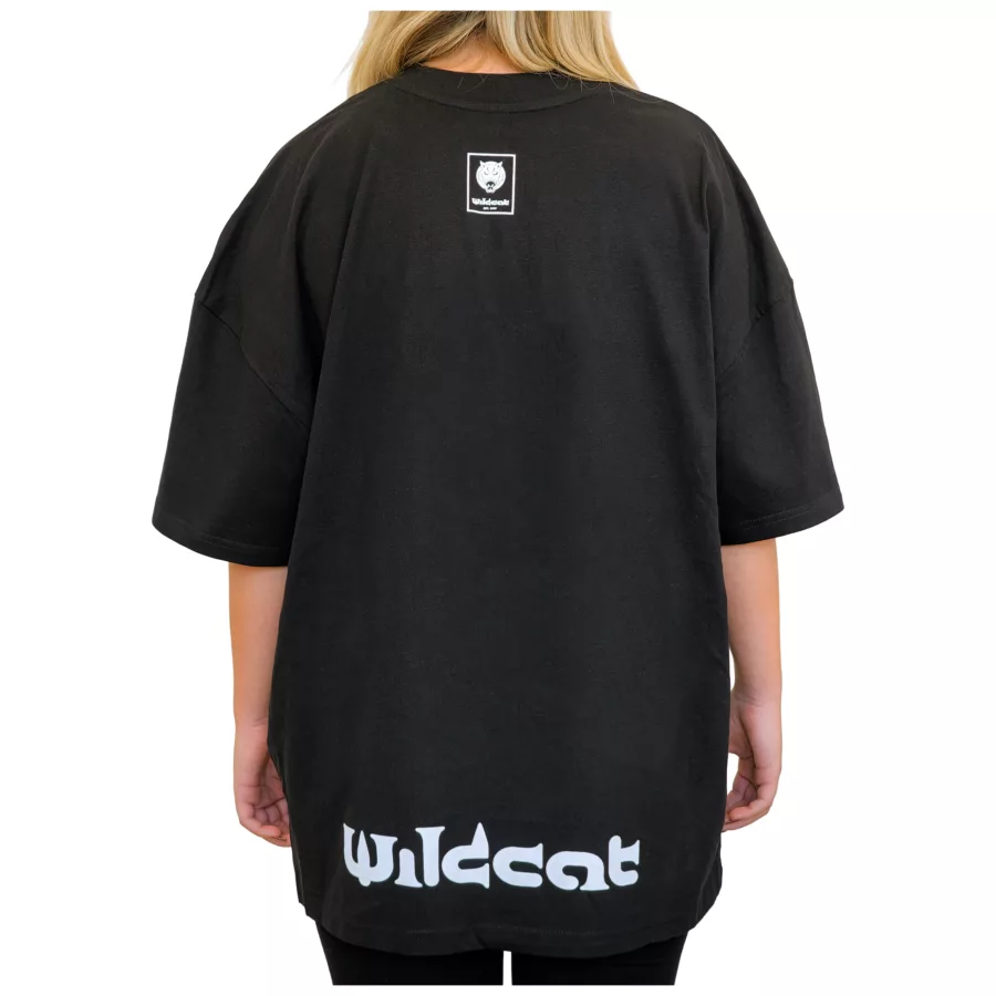 Person trägt schwarzes Oversized Mock Neck T-Shirt von Wildcat, Rückansicht