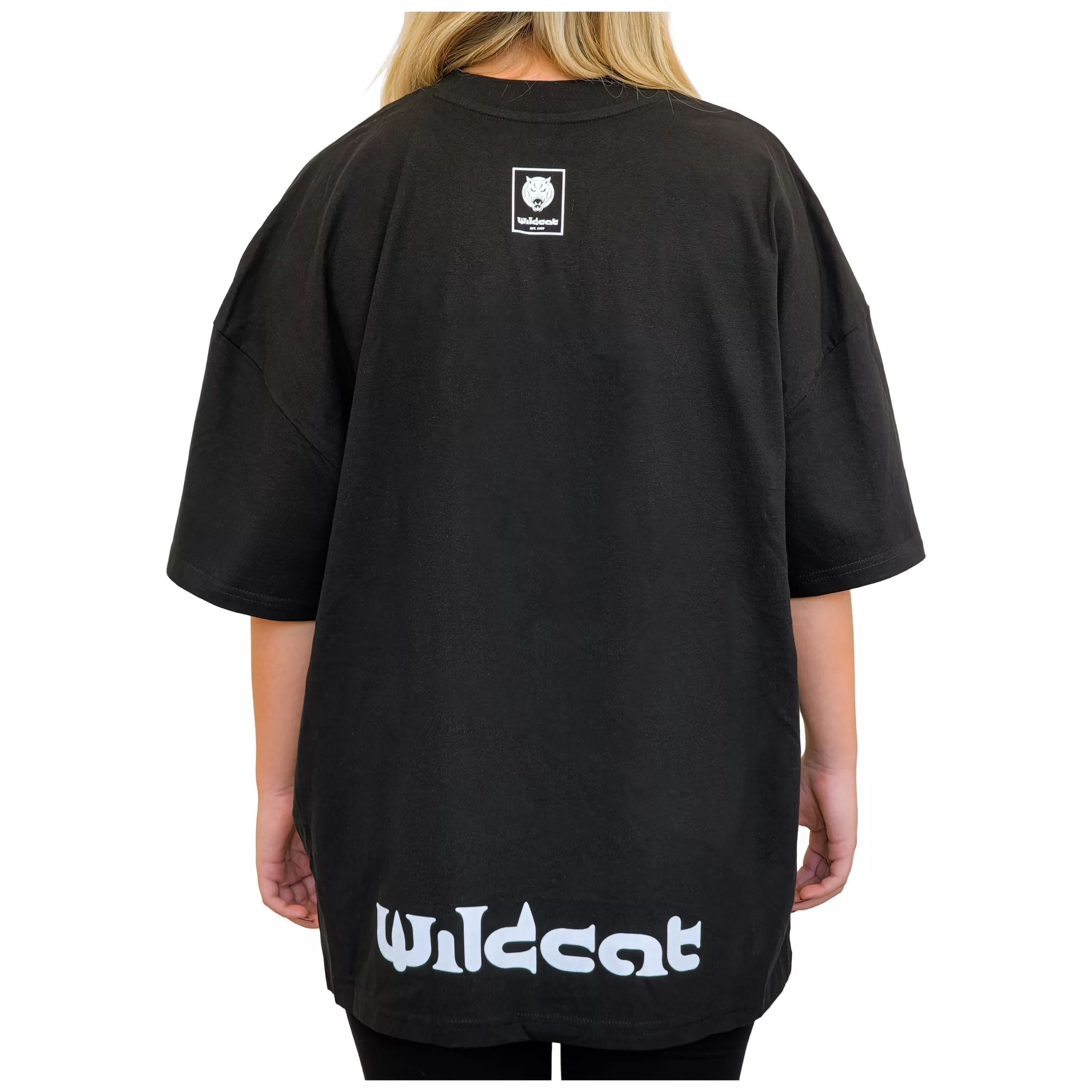 Schwarzes Oversized Mock Neck T-Shirt Rückansicht Person trägt schwarzes Oversized Mock Neck T-Shirt von Wildcat, Rückansicht