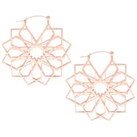 Kaleidoscope Hoops in Roségold Roségoldene Kaleidoscope Hoops Ohrringe auf weißem Hintergrund