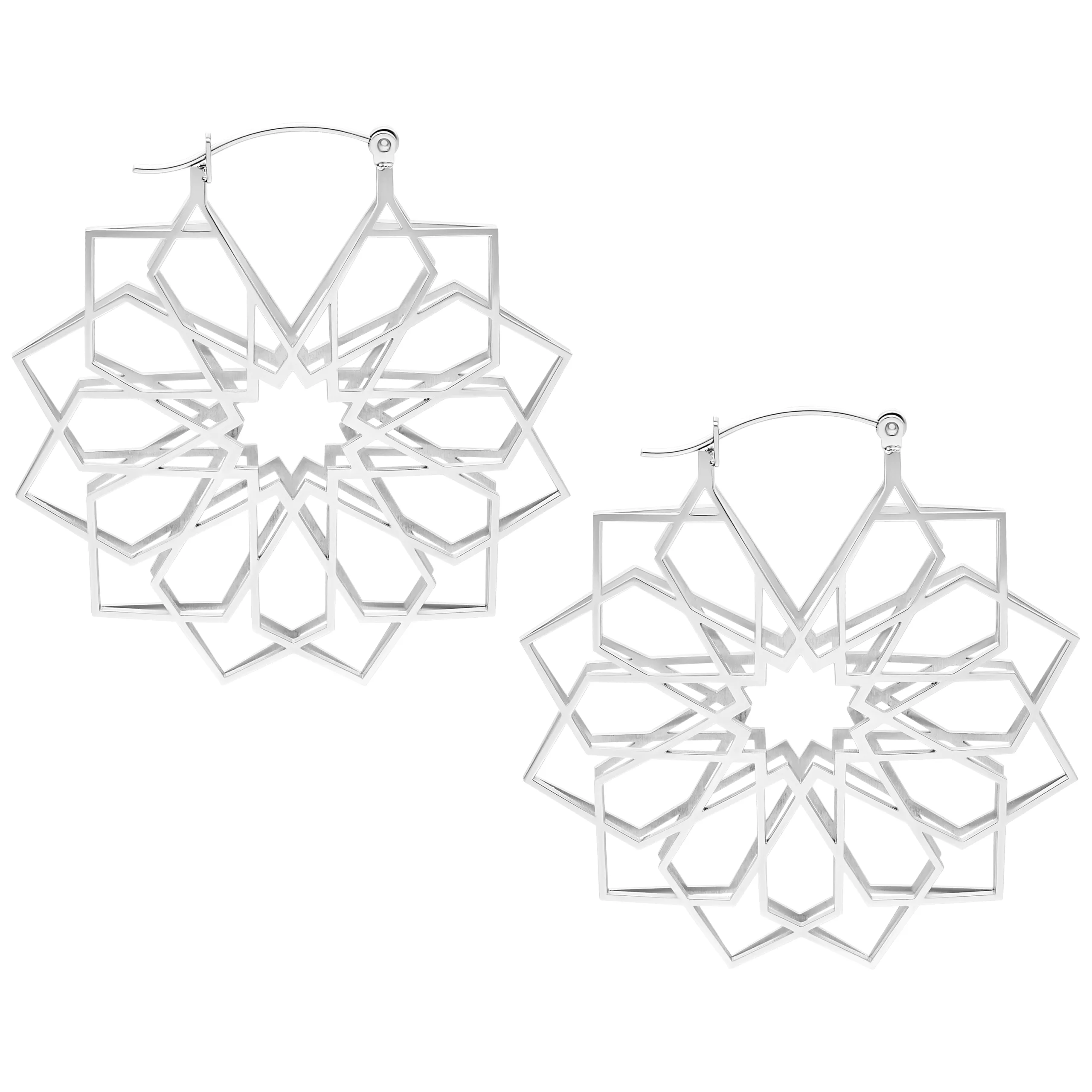 Silberne Kaleidoskop Hoops aus Chirurgenstahl Zwei silberne Kaleidoskop Ohrringe aus Chirurgenstahl auf weißem Hintergrund