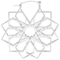 Silberne Kaleidoskop Hoops aus Chirurgenstahl Silberne Ohrringe in Kaleidoskop-Design aus Chirurgenstahl auf weißem Hintergrund