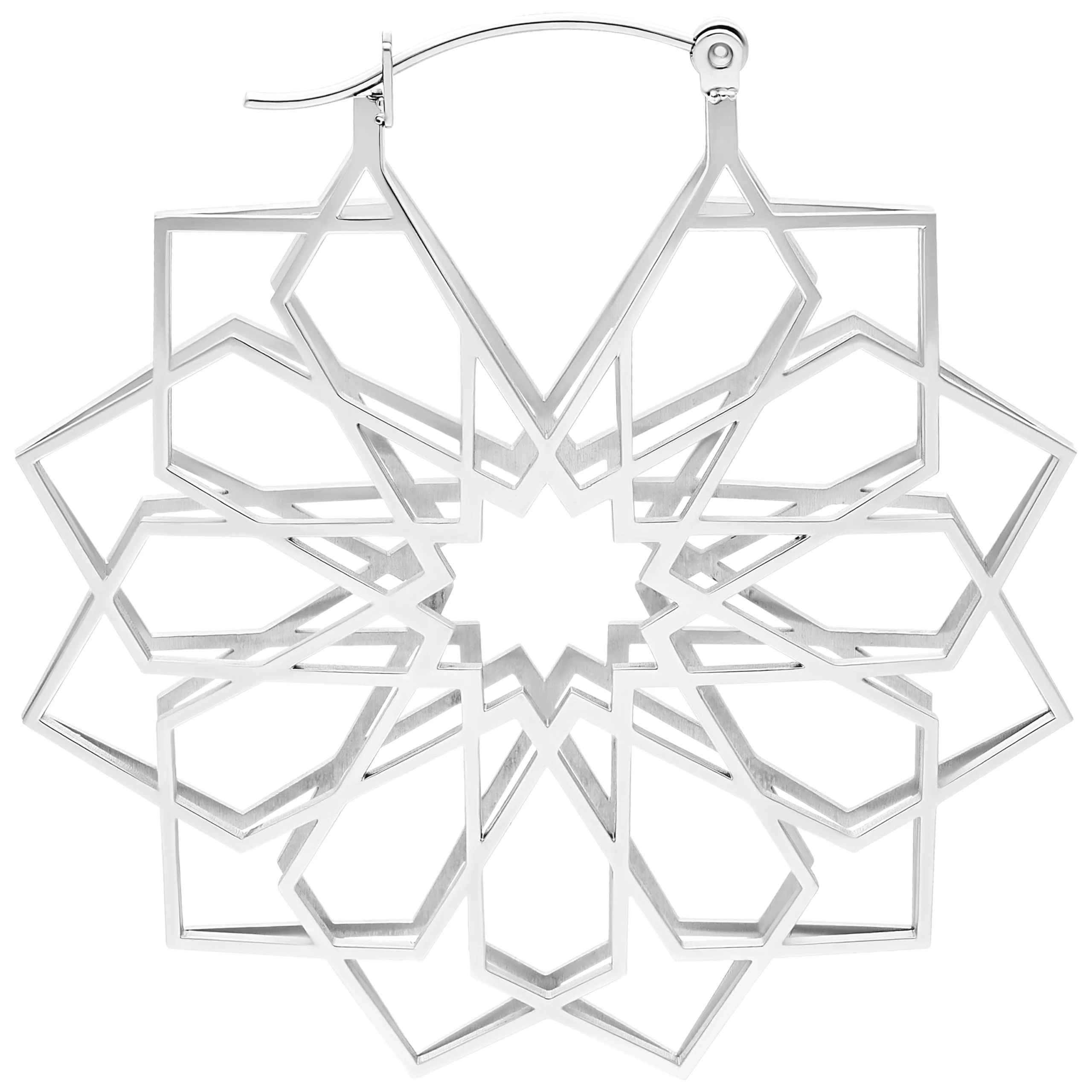 Silberne Kaleidoskop Hoops aus Chirurgenstahl Silberne Ohrringe in Kaleidoskop-Design aus Chirurgenstahl auf weißem Hintergrund