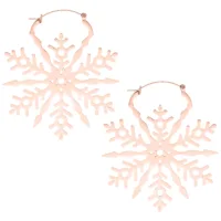 Roségoldene Schneeflocken-Ohrringe aus Edelstahl Zwei roségoldene Schneeflocken-Ohrringe aus Edelstahl auf weißem Hintergrund