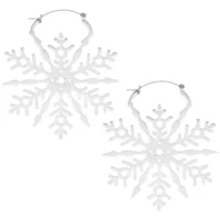 Schneeflocken Creolen aus Chirurgenstahl Zwei silberne Schneeflocken Creolen auf weißem Hintergrund
