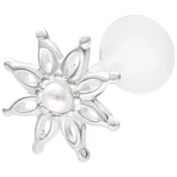Silbernes Blumen Labret mit Perlenaufatz auf weißem Hintergrund
