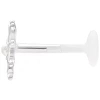 Silbernes Labret Piercing mit Blumenaufsatz auf weißem Hintergrund