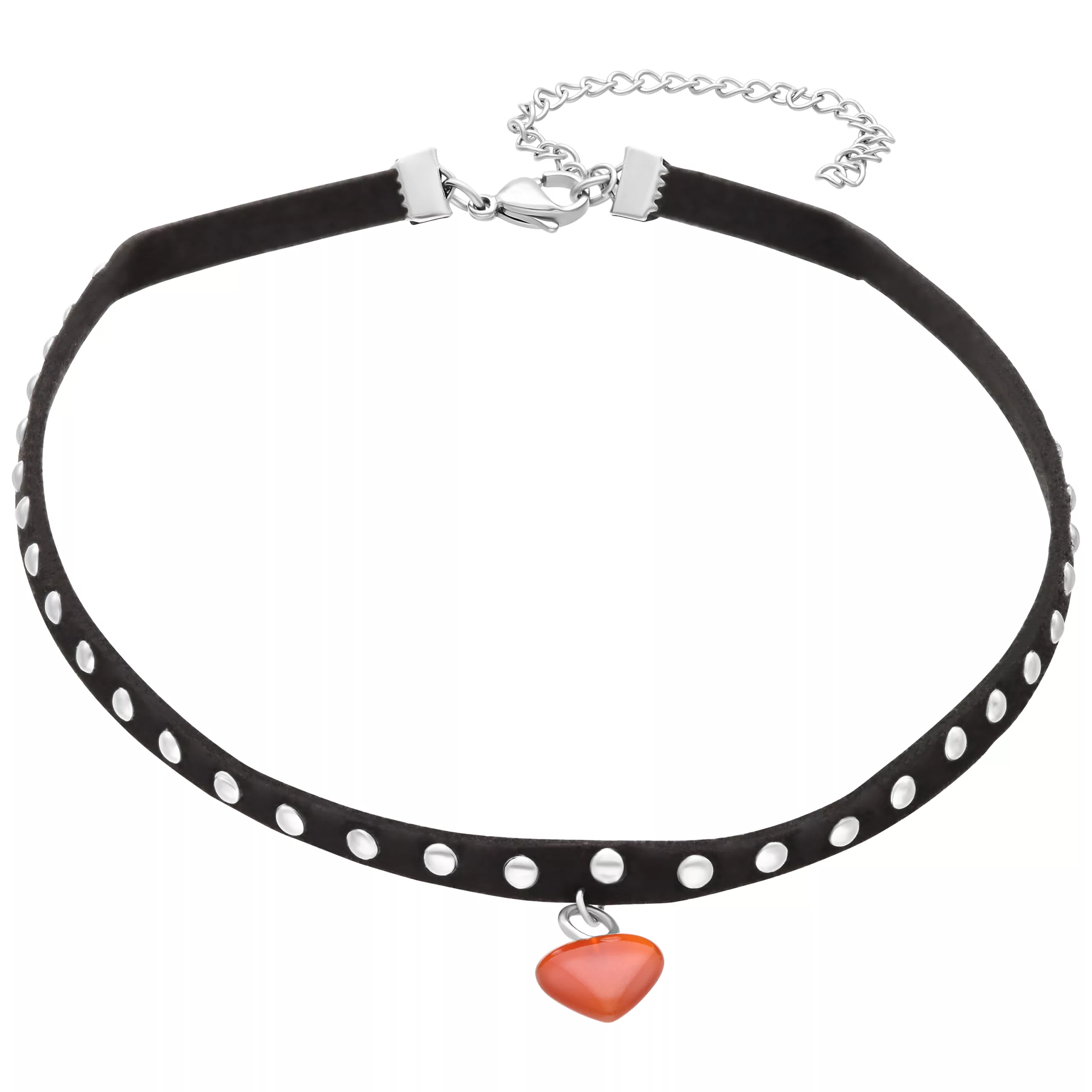 Schwarzer Kunstleder-Choker mit silbernen Nieten und rotem Herzanhänger auf weißem Hintergrund