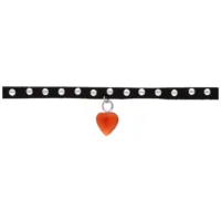 Schwarzes Choker mit silbernen Nieten und rotem Herzanhänger auf weißem Hintergrund